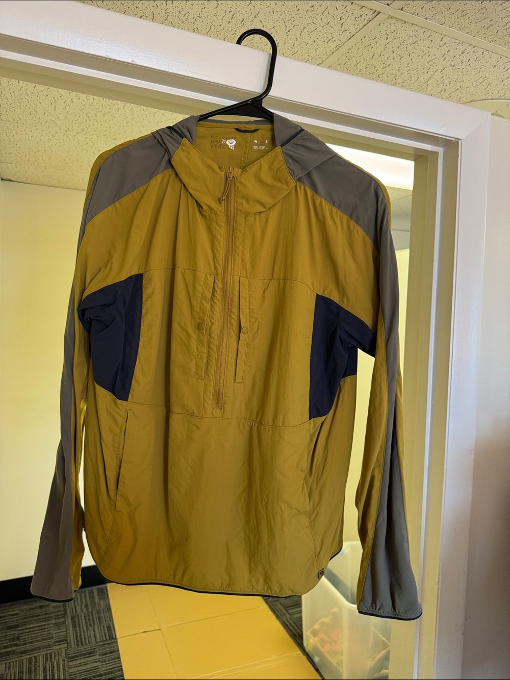 Mountain hardwear wind jacket